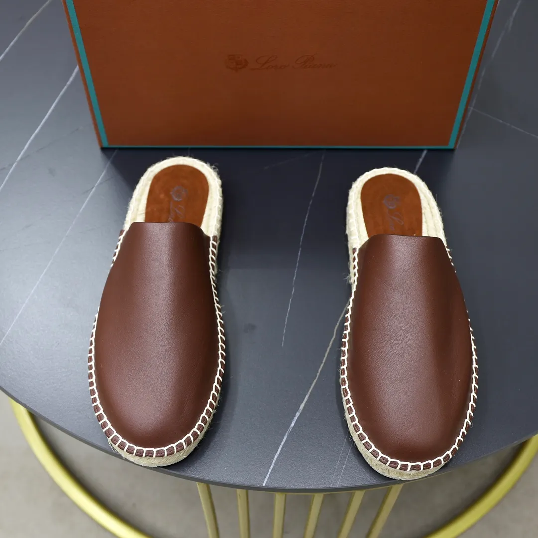 Men's Men's Shoes💰540💰Loro piana Naha Men's Slippers This fashionable sandal is crafted from smooth cow leather and has interlaced straps for a modern three-dimensional texture. Lightweight yet strong, smooth leather balances modern appeal with time-honored quality. Viewed from every angle, the embossed and polished appearance shows meticulous craftsmanship. Ergonomically cushioned insole, covered with nappa leather, with matching upper and natural polished sole. Cowhide upper + rubber outsole Size: 38-44 (customized for 45-46)
